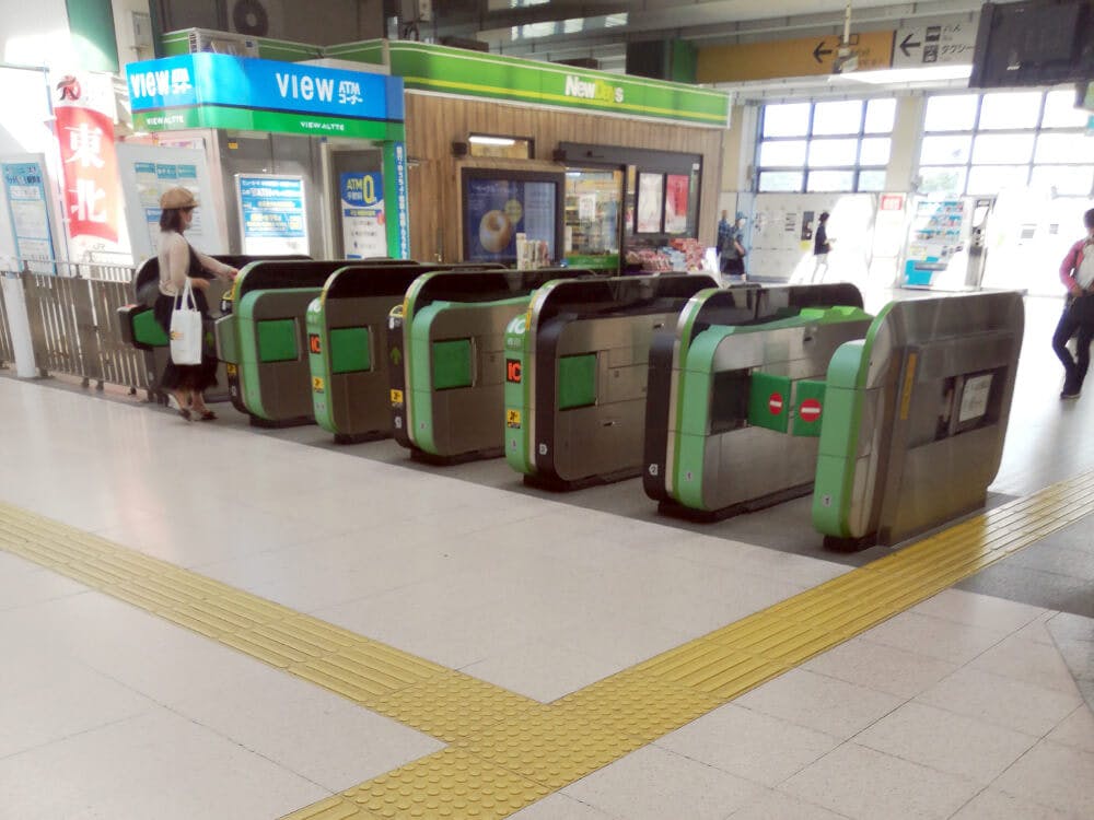 JR中央本線「酒折駅」下車。駅の出口は1つです。