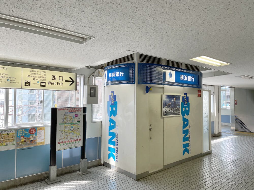 改札を出て、西口方向に向かいます。横浜銀行ATMが目印です。
