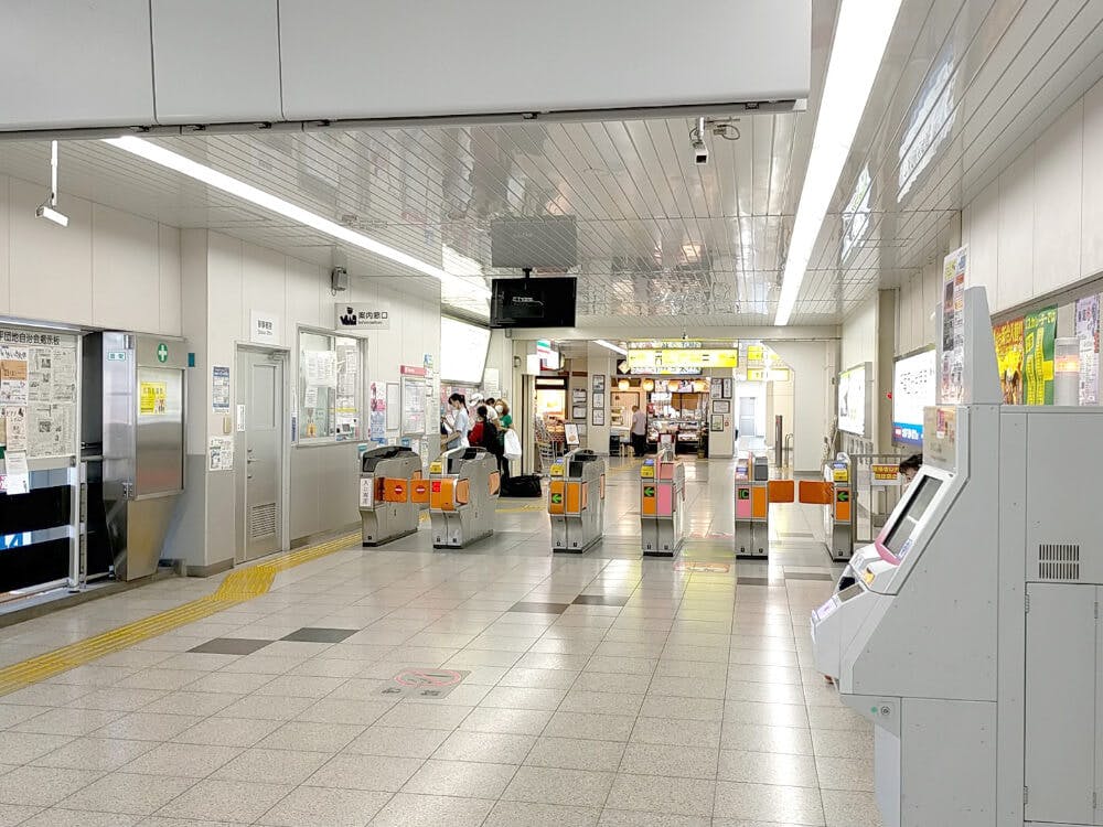 新京成線「常盤平駅」で下車します。改札口は1か所。改札口を出て左に曲がり、北口に向かいます。