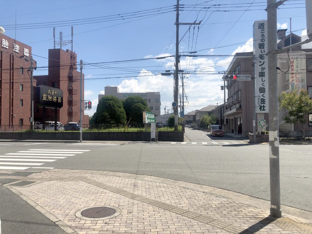 右を向き前に九州藍胎漆器の建物が見えたら、横断歩道を渡ります。