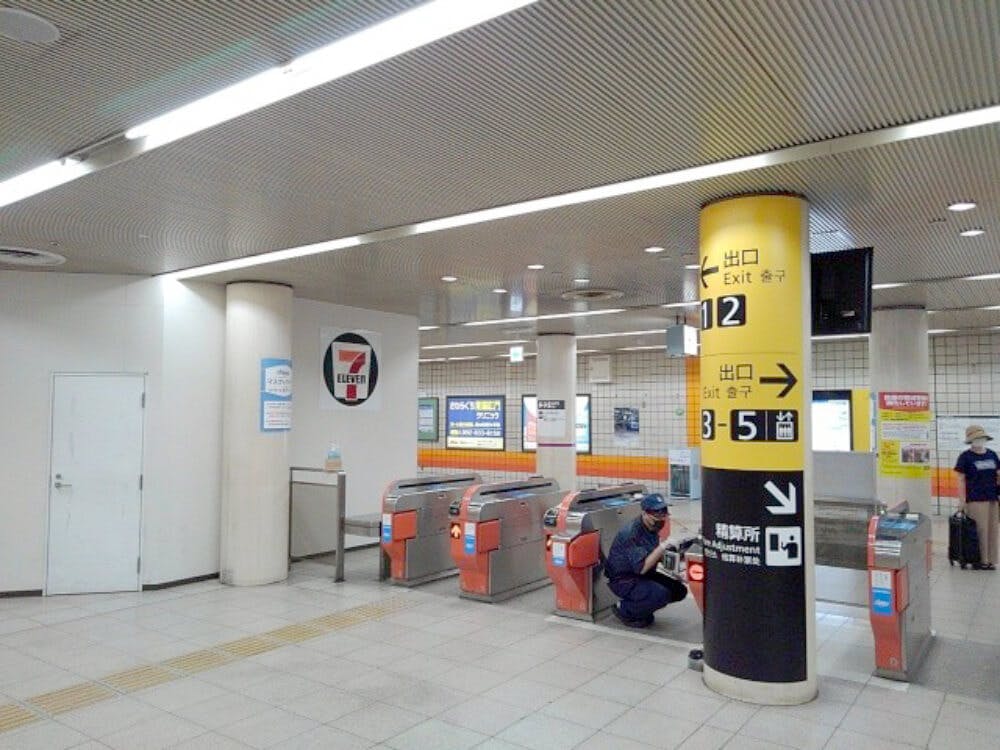 福岡市営地下鉄 「藤崎駅」下車。改札を出ます　改札外にセブンイレブンがあります。
