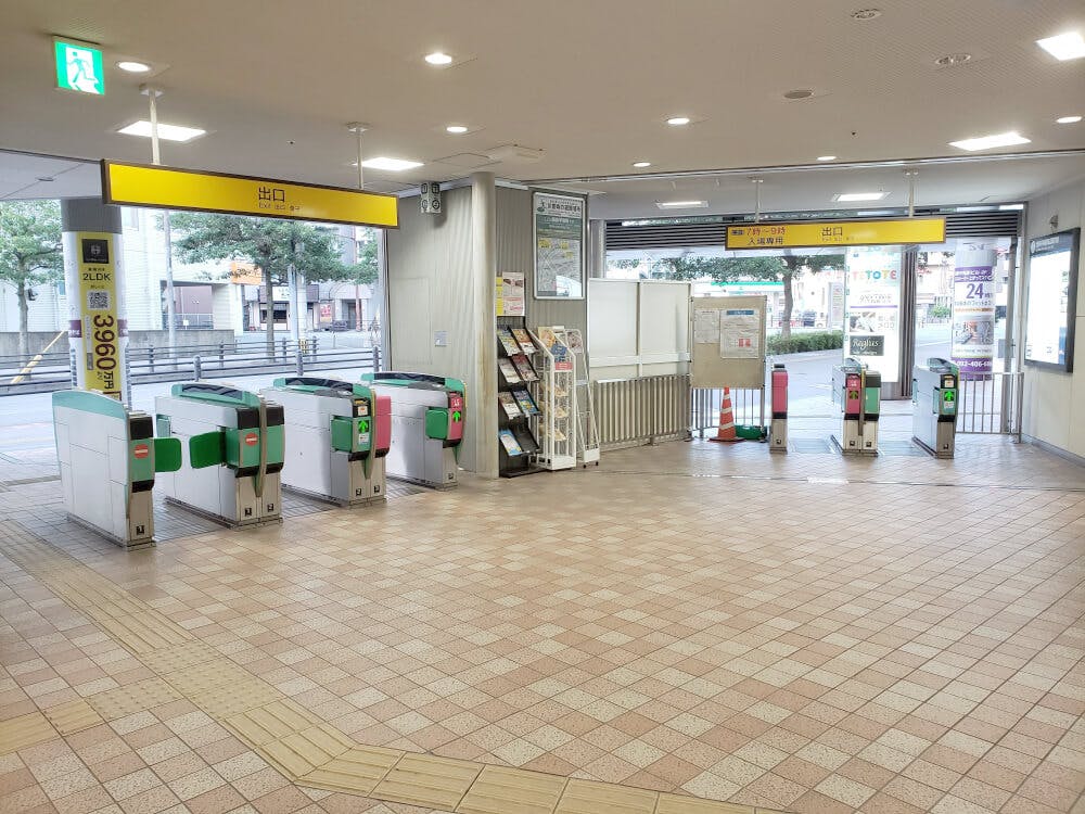 西鉄「平尾駅」下車。改札口（右側）から出ます。
