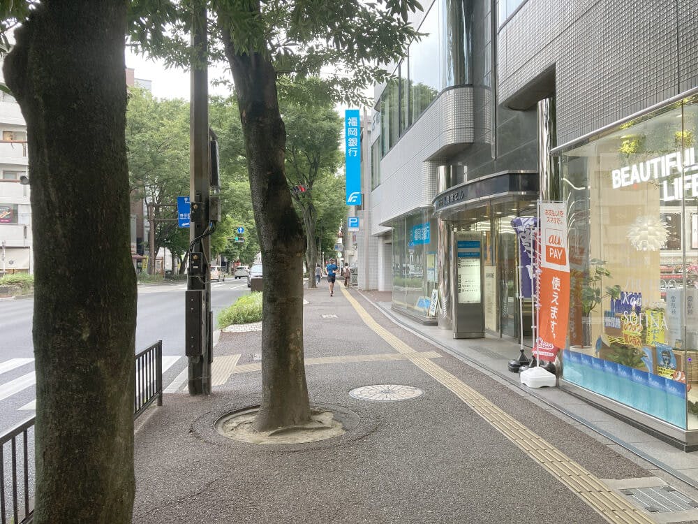 福岡銀行の前を通過して、直進します。