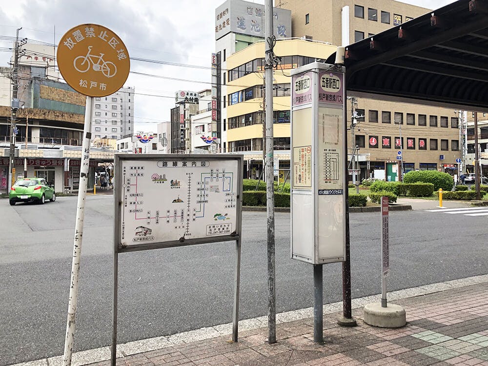 駅を出ると、正面右側にバス停があります
紙敷車庫行き、または松飛台駅行きに乗車します