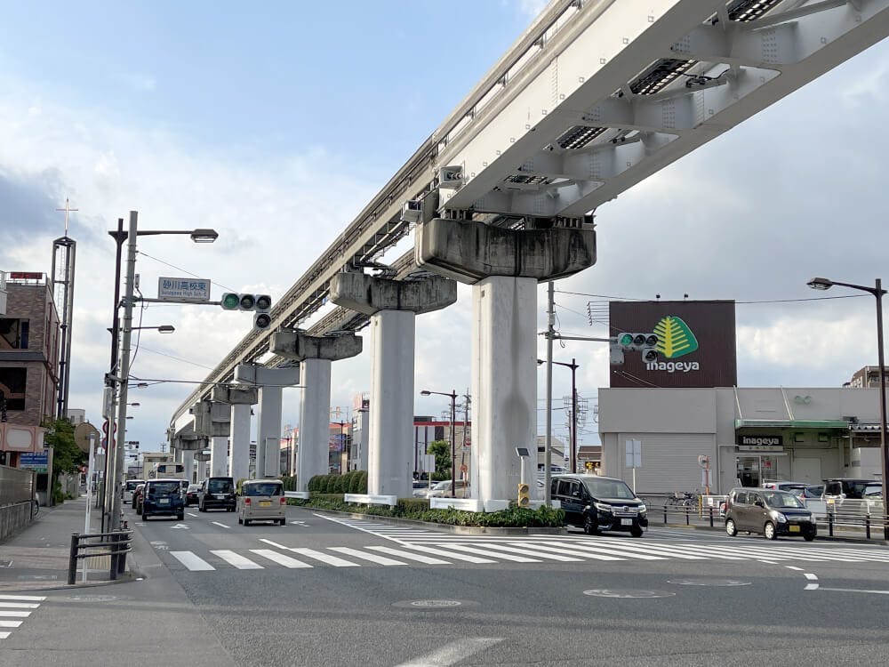 一つ目信号、砂川高校東交差点も直進します。