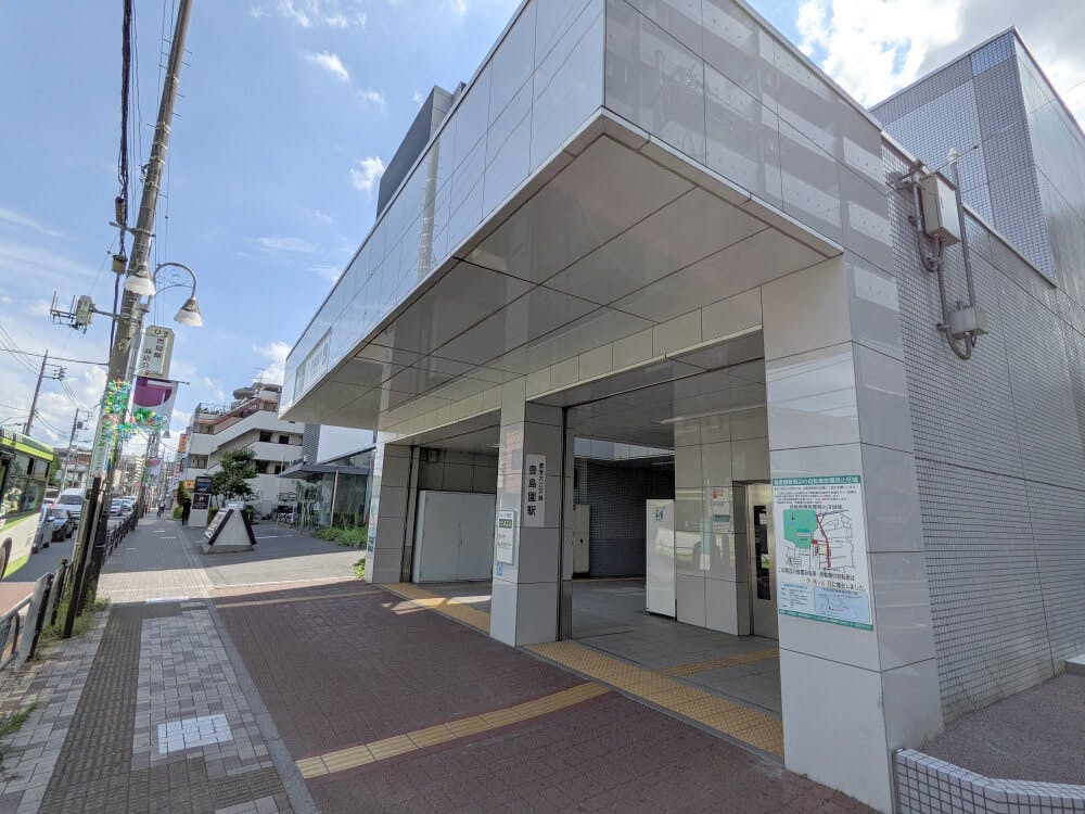 バス通りに出たら右に曲がります。都営大江戸線豊島園駅の出口の前を通って南下します。バス通りの右側を歩いていきます。