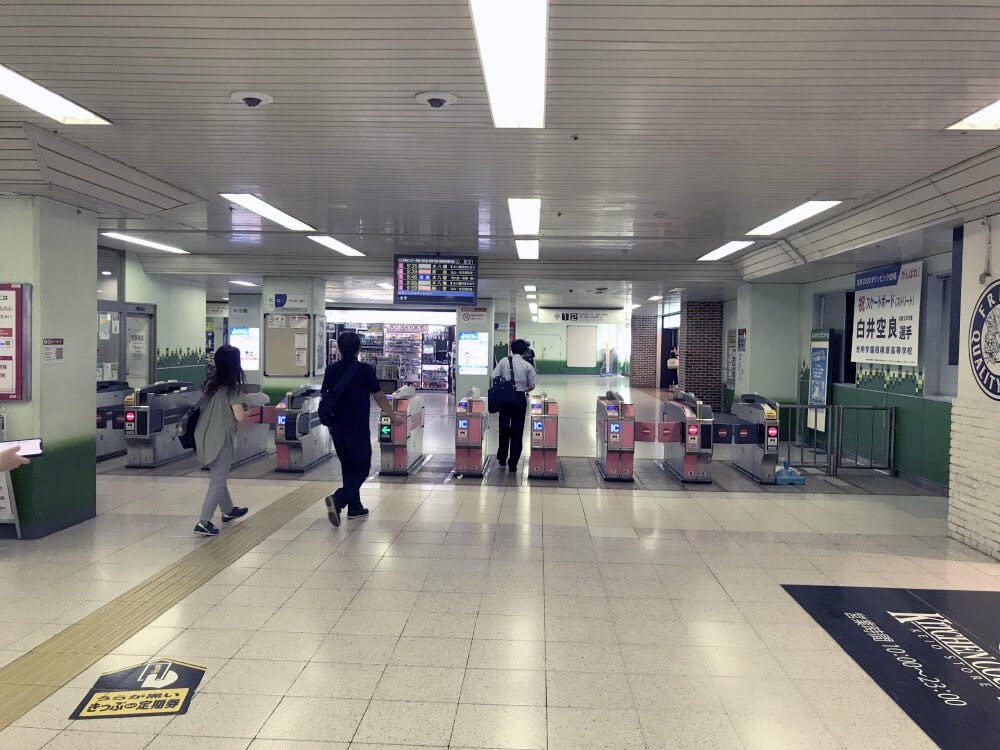 京王相模原線『橋本駅』で下車。改札口は一箇所のみです。