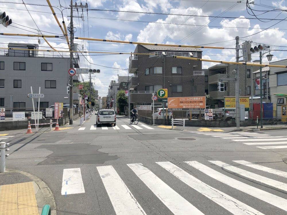 二つ目の信号、上井草三丁目交差点もそのまま真っ直ぐ南へ。