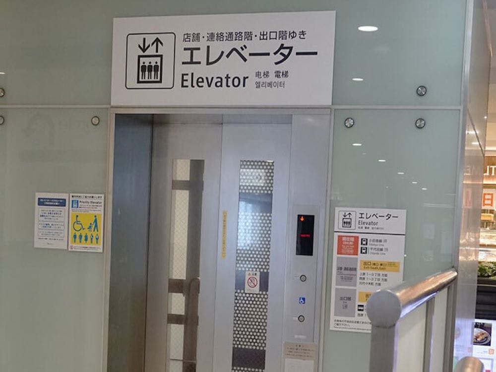 進方向左手にエレベーターがあります