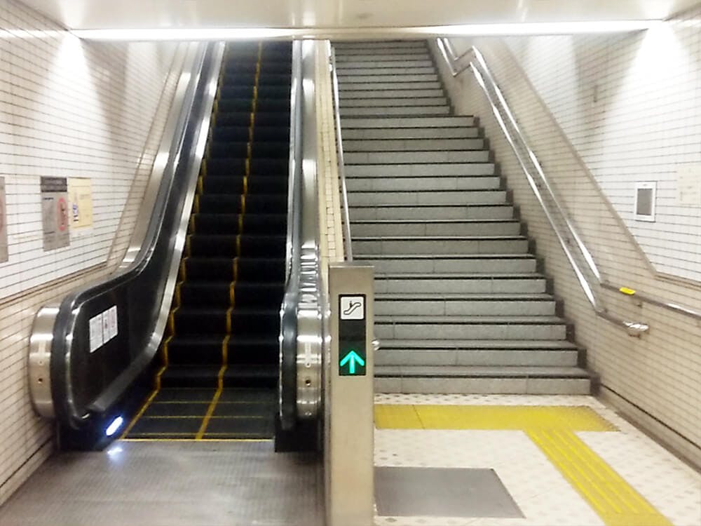 階段もしくはエスカレーターで地上へ（エレベーターもあり