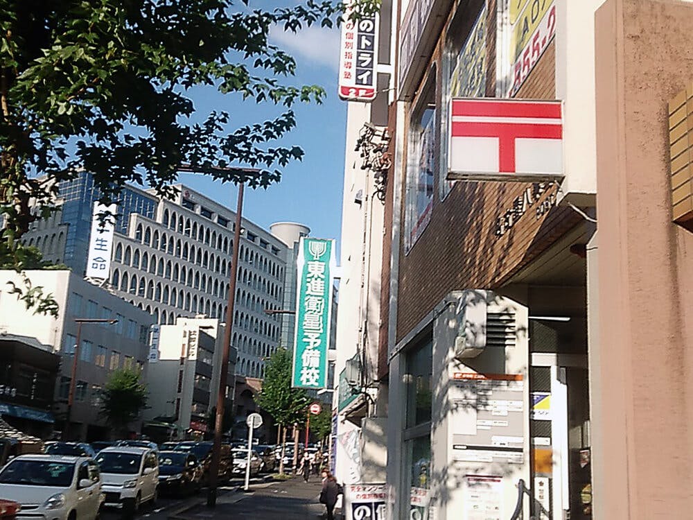 「八事」交差点を右に50mほど進むと名古屋八事郵便局が見えるので直進する