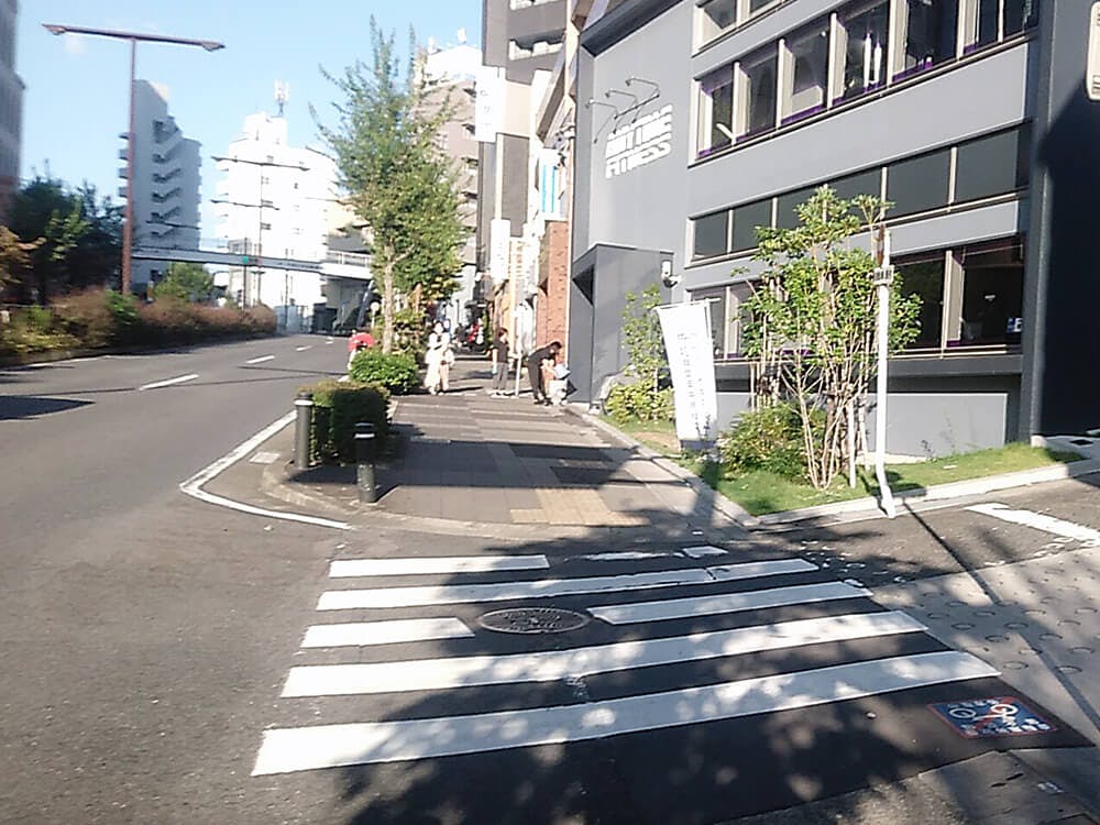 名古屋八事郵便局から100mほど直進すると写真のT字路（フィットネスクラブがあります）
さらに直進