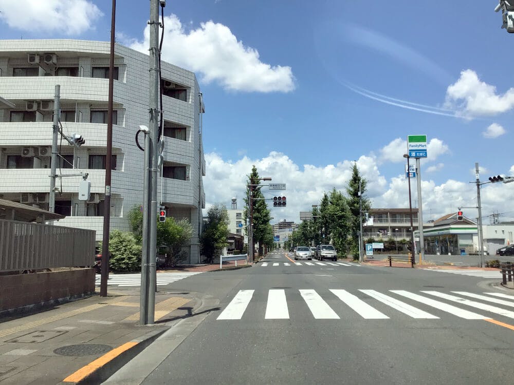 尾山台小学校バス停を過ぎた交差点（ローソンがあります）を左折します。