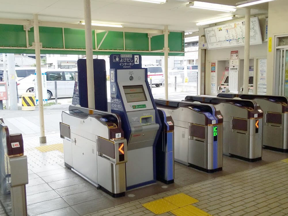 阪急箕面線「桜井駅」に下車します。改札は箕面行きホームにある１カ所です。