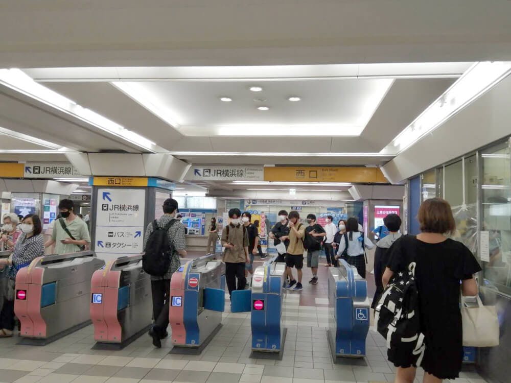 小田急線「町田駅」西口の改札を出ます。改札を出て正面右奥に通路があります。