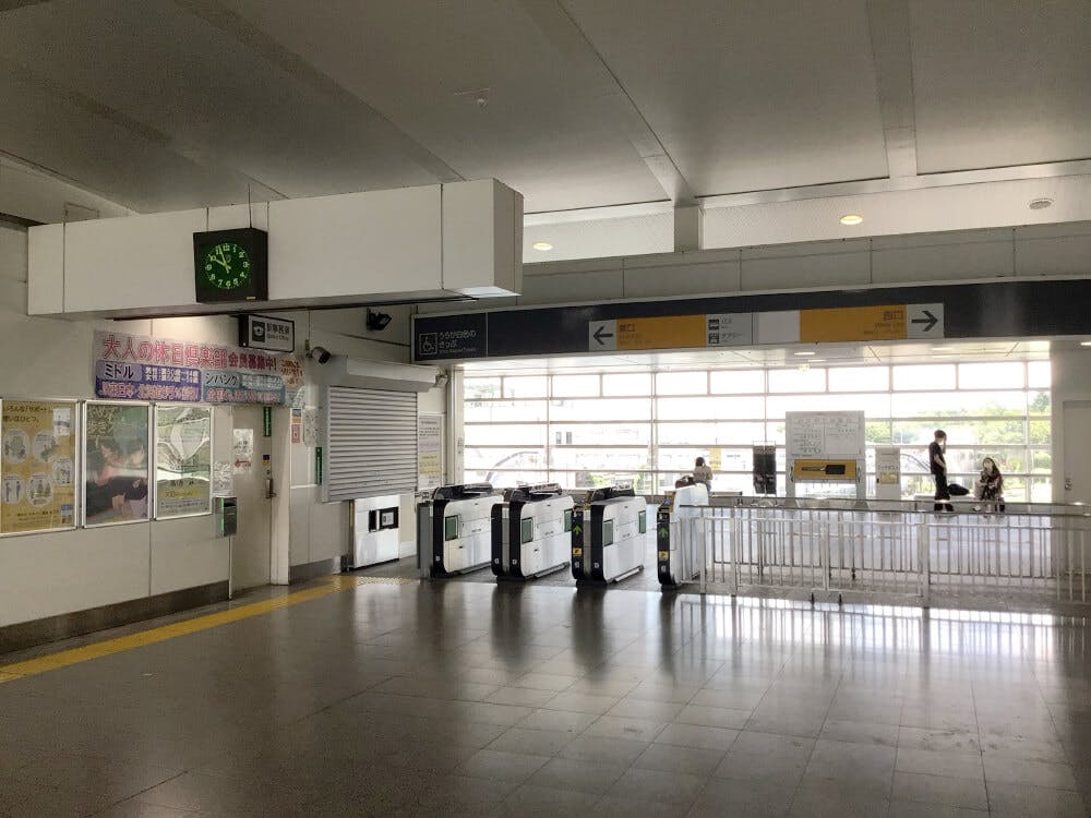 JR八高線「箱根ヶ崎駅」下車。改札を出て左手、東口に進みます。改札は1箇所のみです。