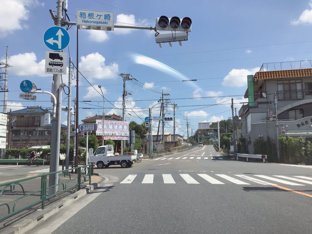 箱根ヶ崎の交差点を通過、直進します。
