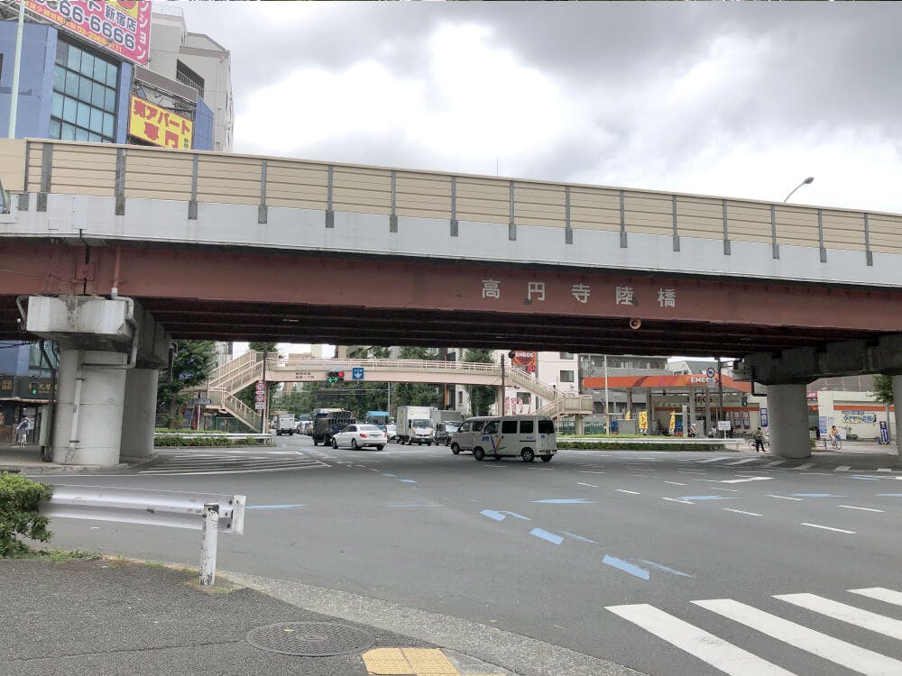 高円寺陸橋交差点につきます。
