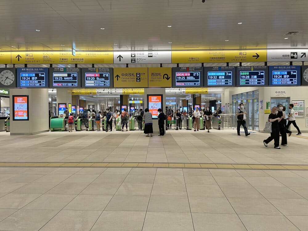 JR千葉駅中央改札口を出ます。