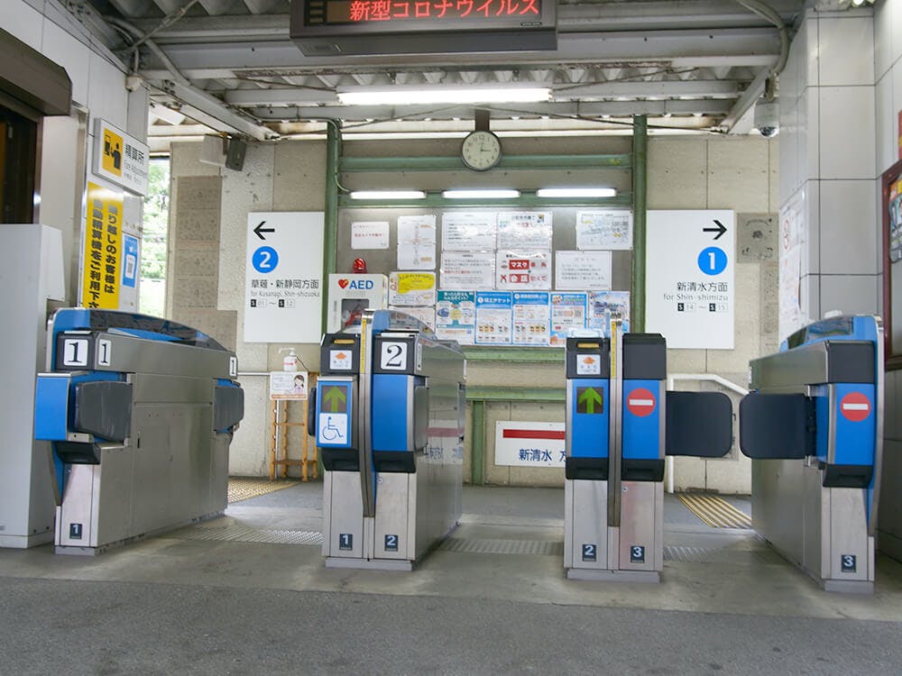 静岡鉄道「桜橋駅」下車。改札を出て突き当りの地図看板を右に曲がります。