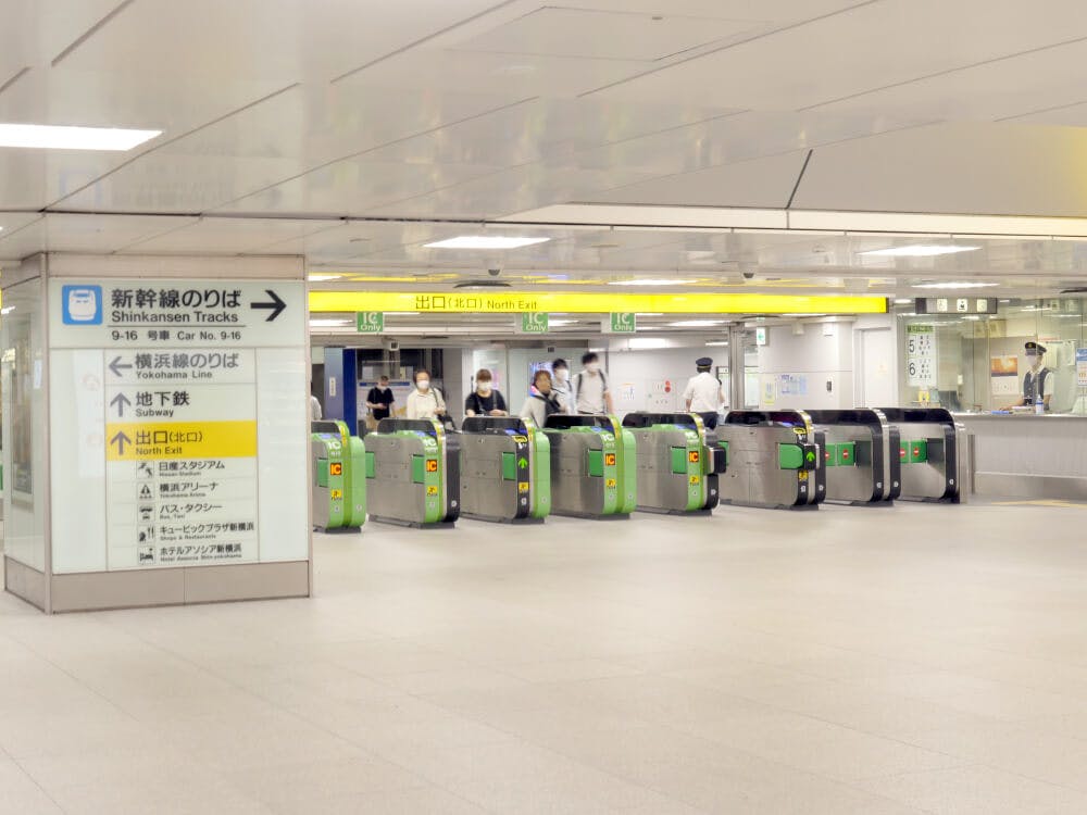 JR横浜線「新横浜駅」北口の改札を出ます。