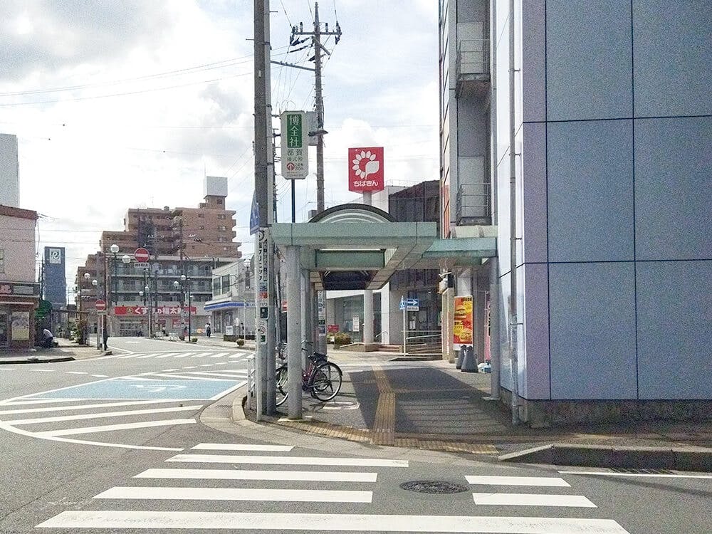居酒屋の左手にある歩道を渡ります。千葉銀行があるところまで直進します。