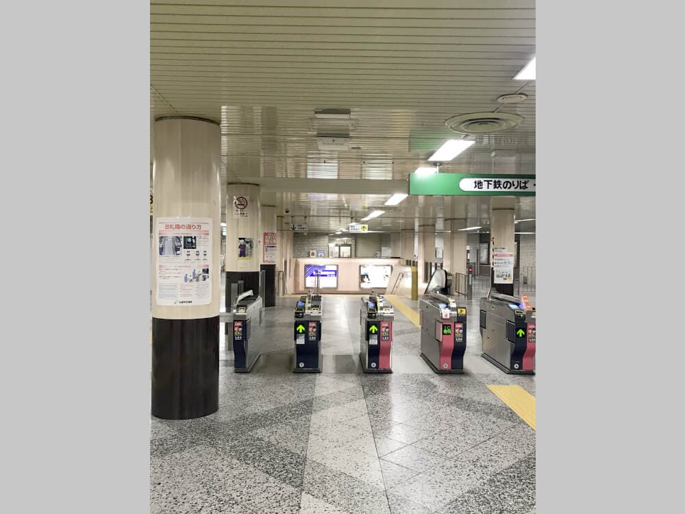 地下鉄南北線「麻生」駅を下車。北口の改札を出ます。改札口を右に行きます。