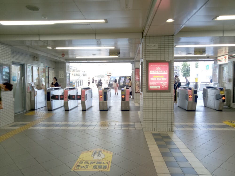 京浜急行電鉄「横須賀中央駅」下車。東口の改札を出ます。