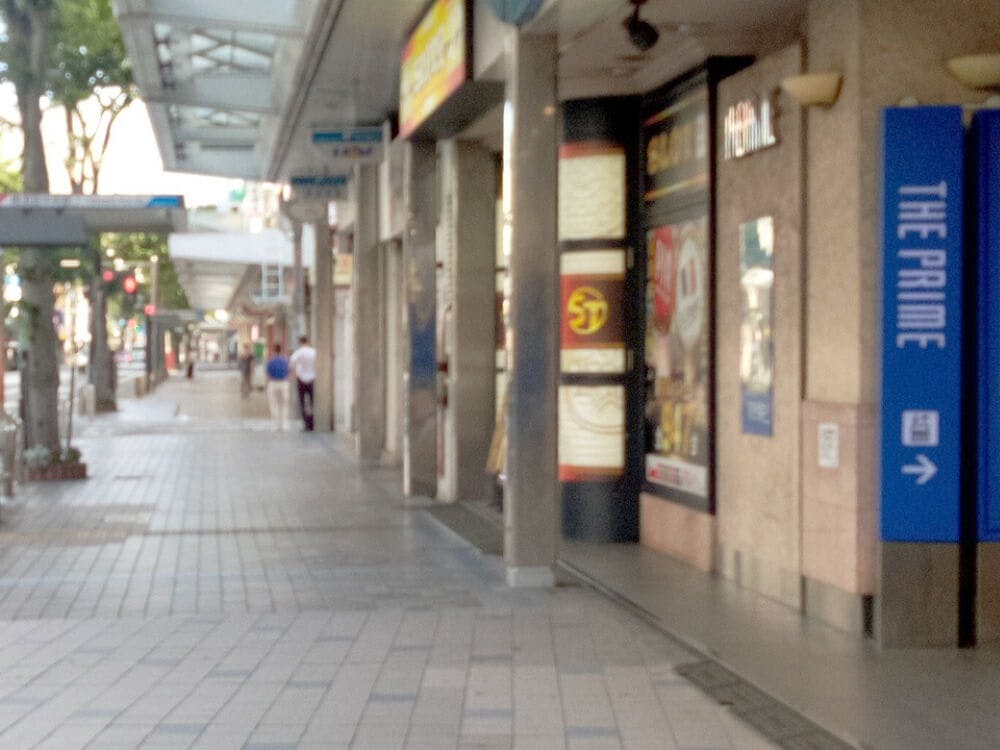 階段を下りると横須賀中央通りに出ます。商業ビルとバス停間の歩道をそのまま直進します。