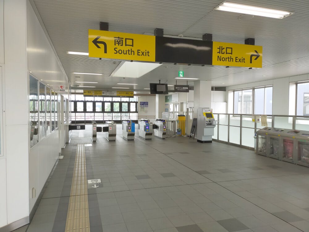 JR四国「西条駅」下車。改札は1か所のみです。改札を通過後、右側（北口）へ進みます。
