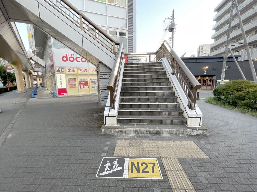 N27デッキ階段を背に立川北駅前交差点を左折します。