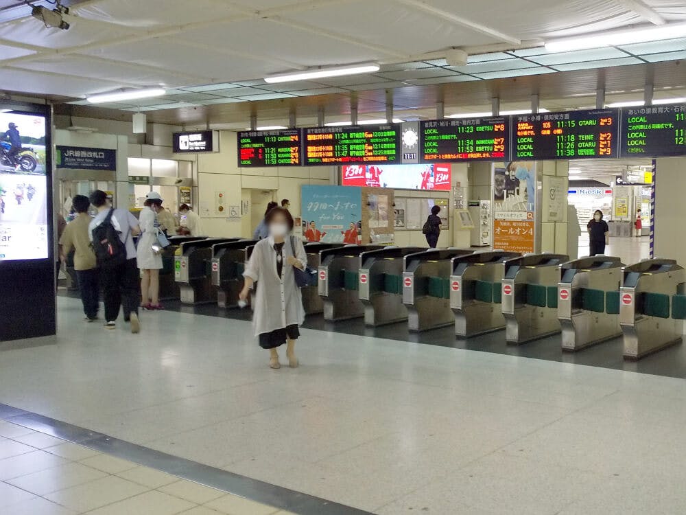 JR「札幌駅」西改札口を出ます。