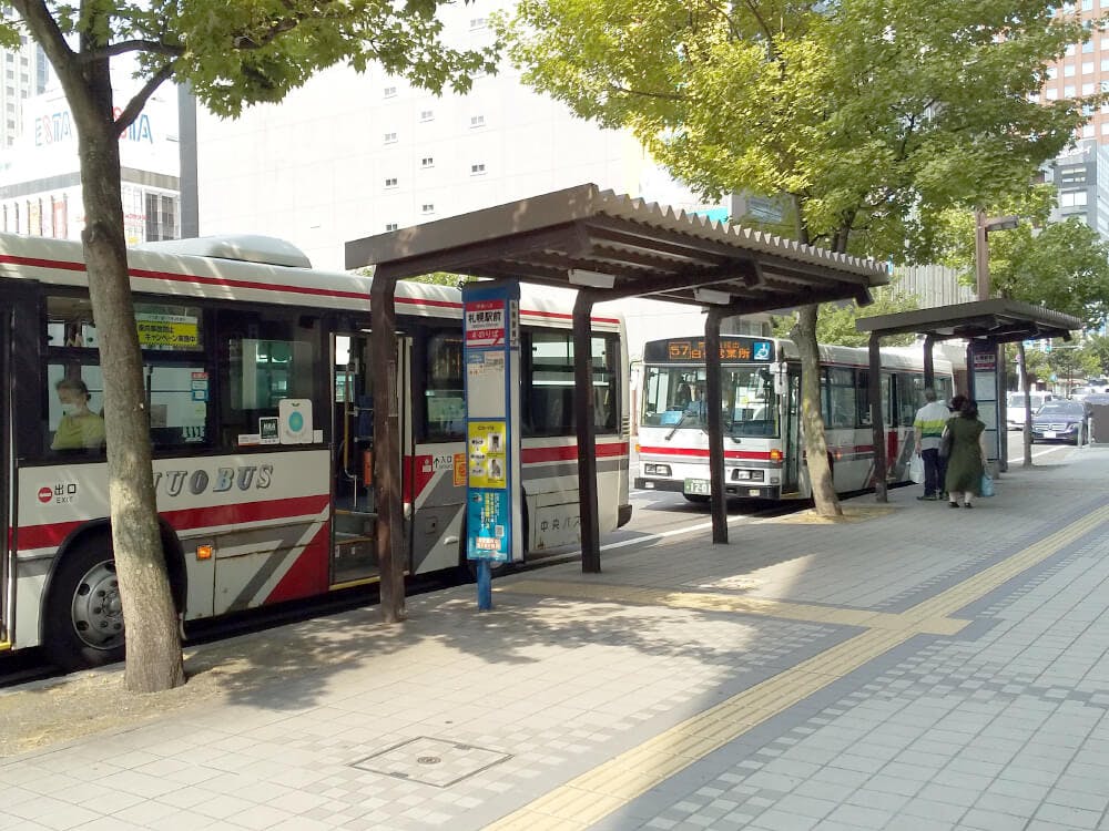 行前に中央バス「札幌駅前」のバス停が2基あります。後方の5番のりばから、55もしくは57「白石営業所」行きに乗車します。(乗車時間約15分)
