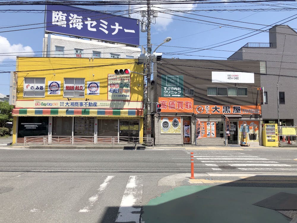 突き当たりにある金沢文庫駅前交差点の信号を渡り左へ　国道16号沿いを進みます。