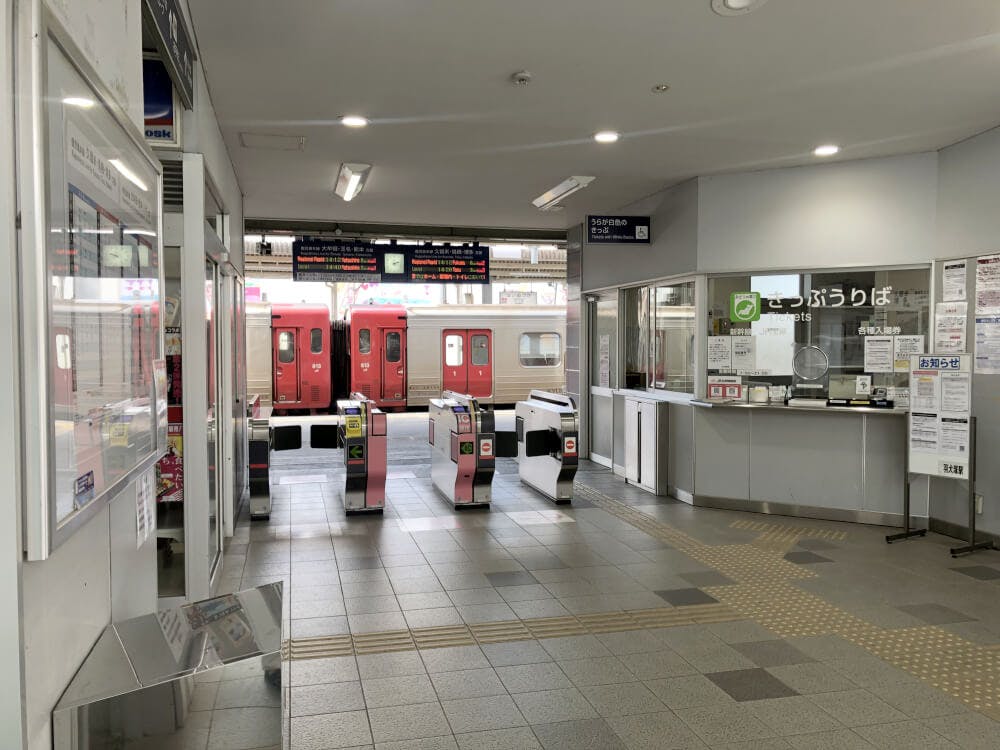 JR鹿児島本線 「羽犬塚駅」下車。改札すぐ横に跨線橋へ向かう自由通路がありますので、そちらへ進みます。