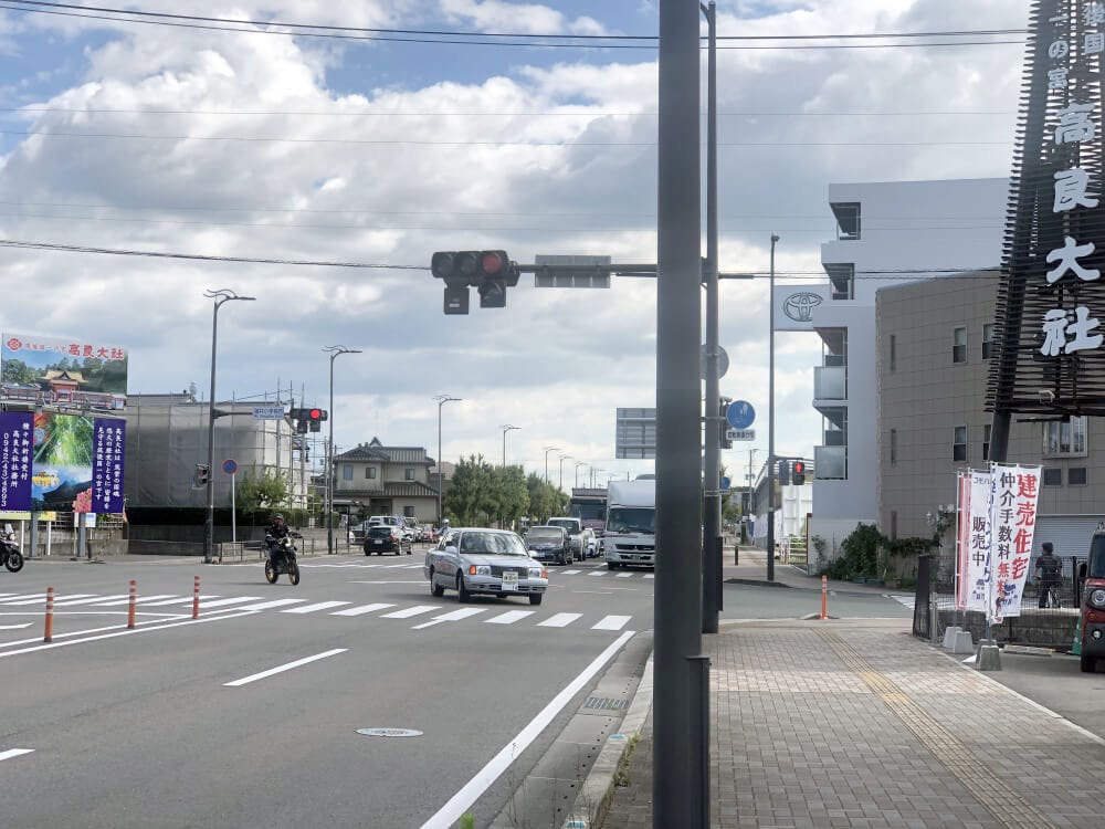 【御井小学校西】交差点まで直進したら右折し、横断歩道を渡ります。