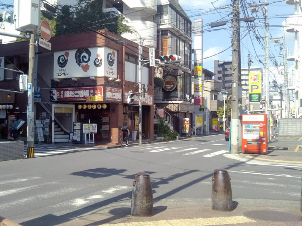 川越駅を出て 最初の十字路を通過して 真っ直ぐに歩きます。