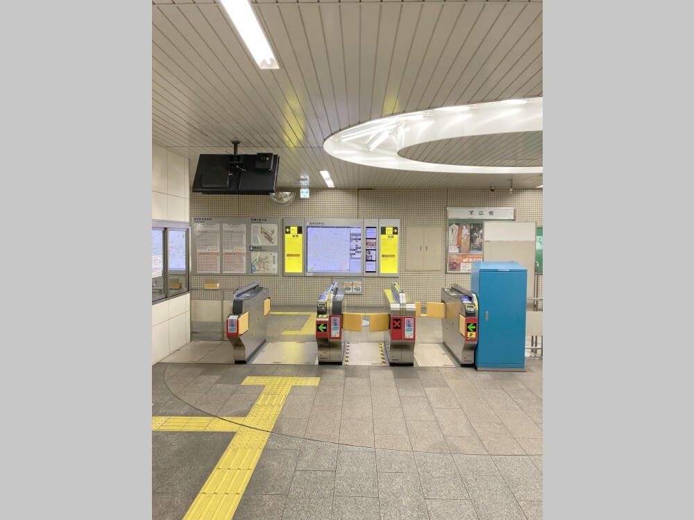 大阪市営地下鉄今里筋線「清水駅」下車。改札一箇所のみです。改札出て左折、出口1方面に進みます。