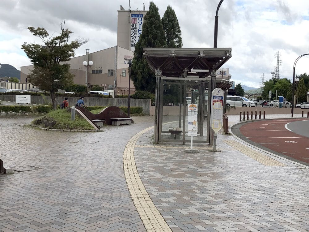バス停を越え、佐久平駅東の交差点に向かい直進します。