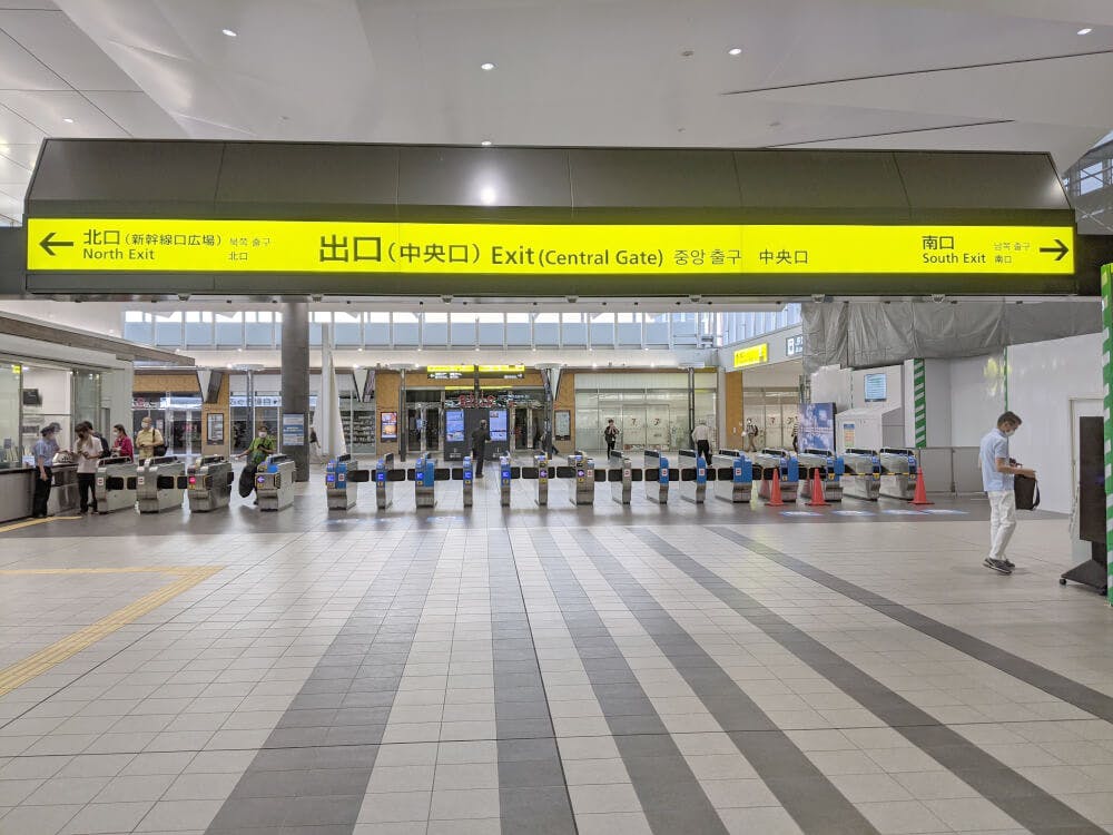 JR山陽本線「広島駅」下車。中央口出口から改札を出て、北口方向（左）へ向かいます。