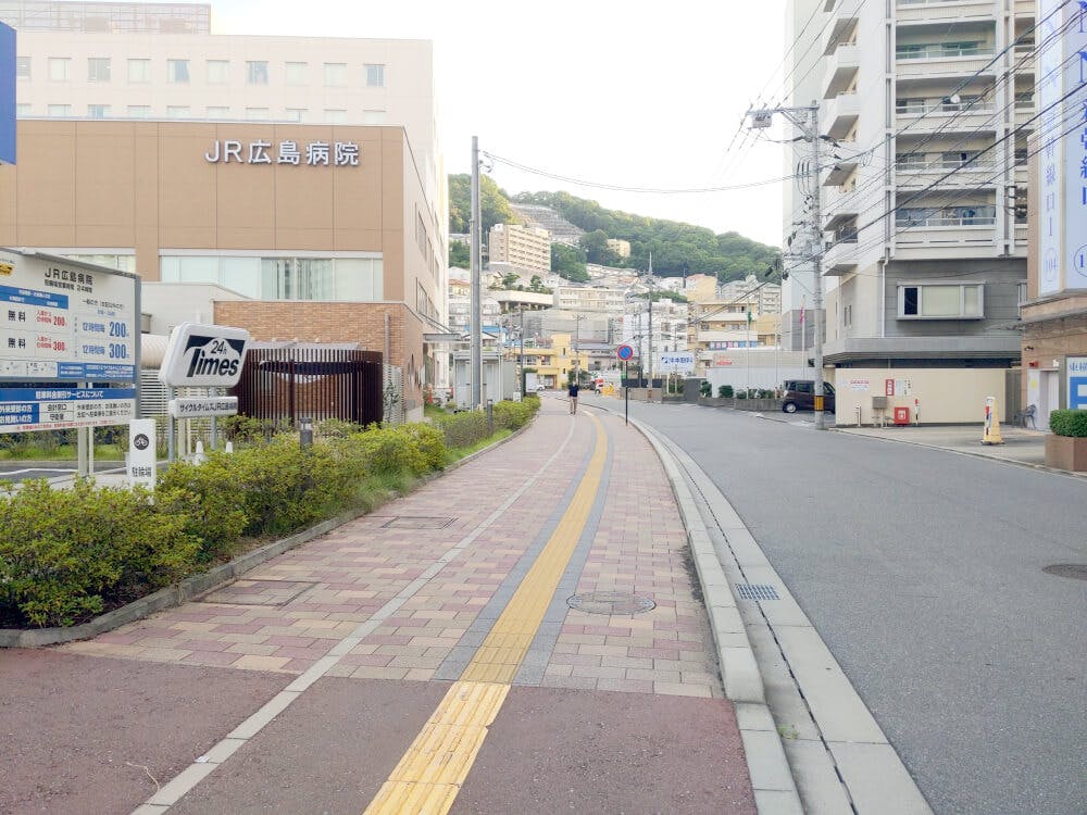 そのまま道なりに直進すると、左手にJR広島病院があります。