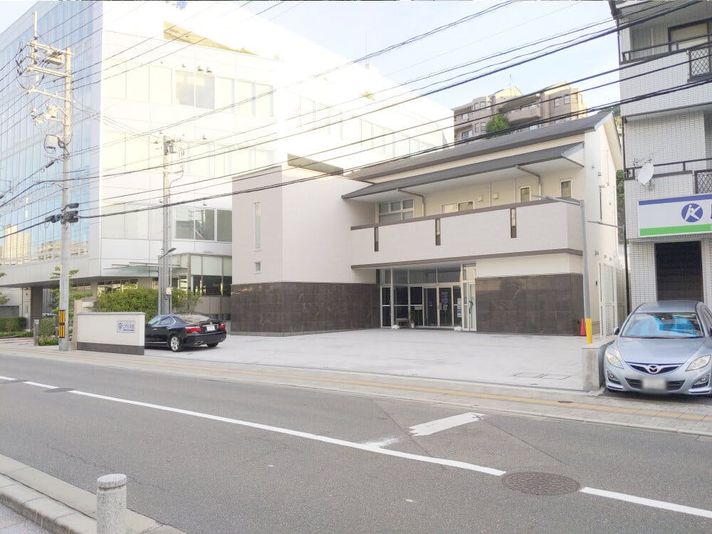 右手に目的地こすもす邸 広島駅北があります。