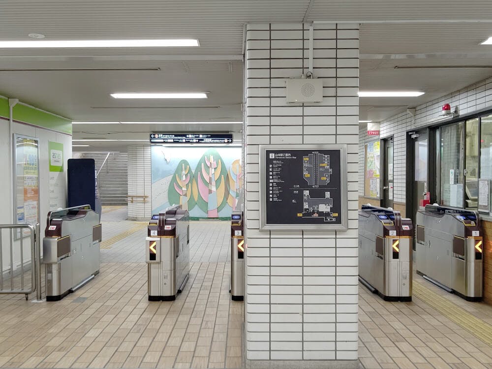 宝塚本線「山本駅」下車。改札を出ます。