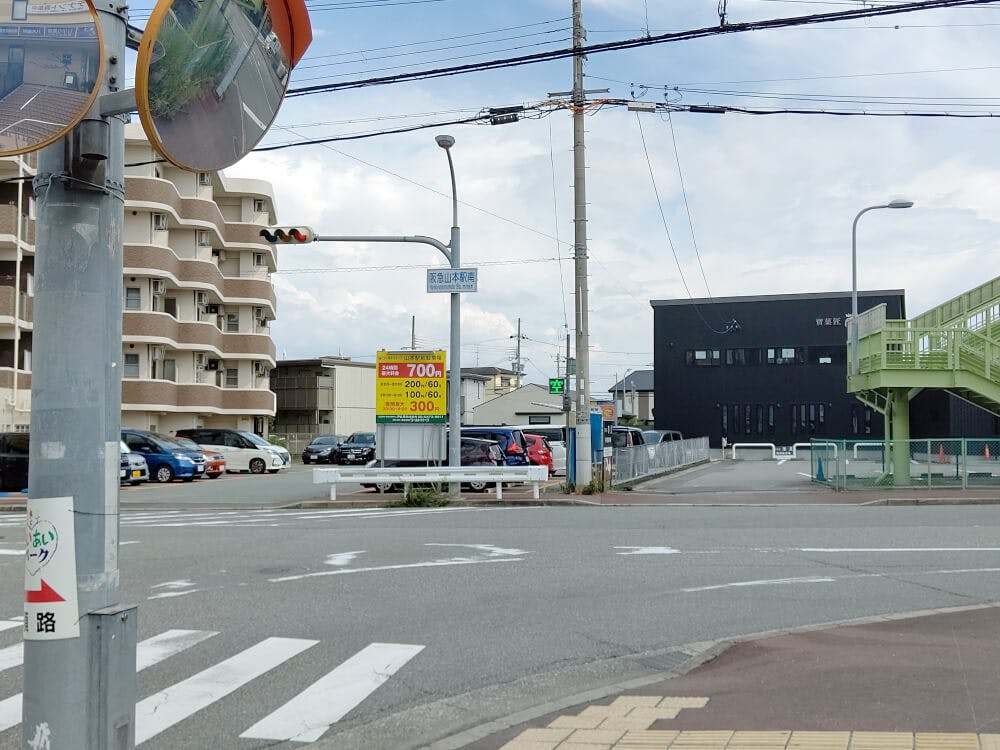 「阪急山本駅南」交差点を右に曲がります。