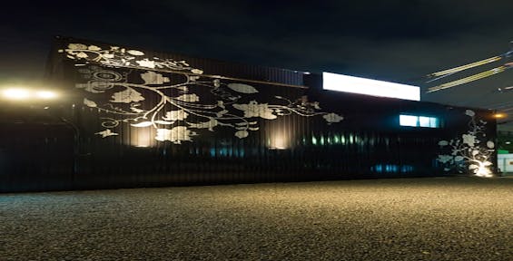 メモリアルホール脇の浜