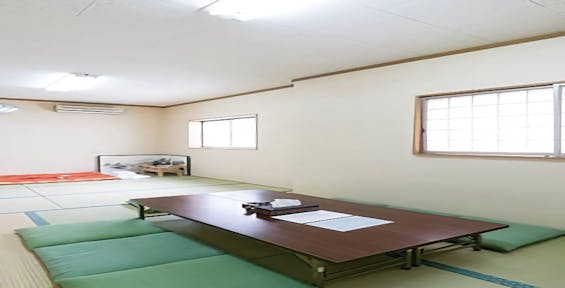 メモリアルホール脇の浜