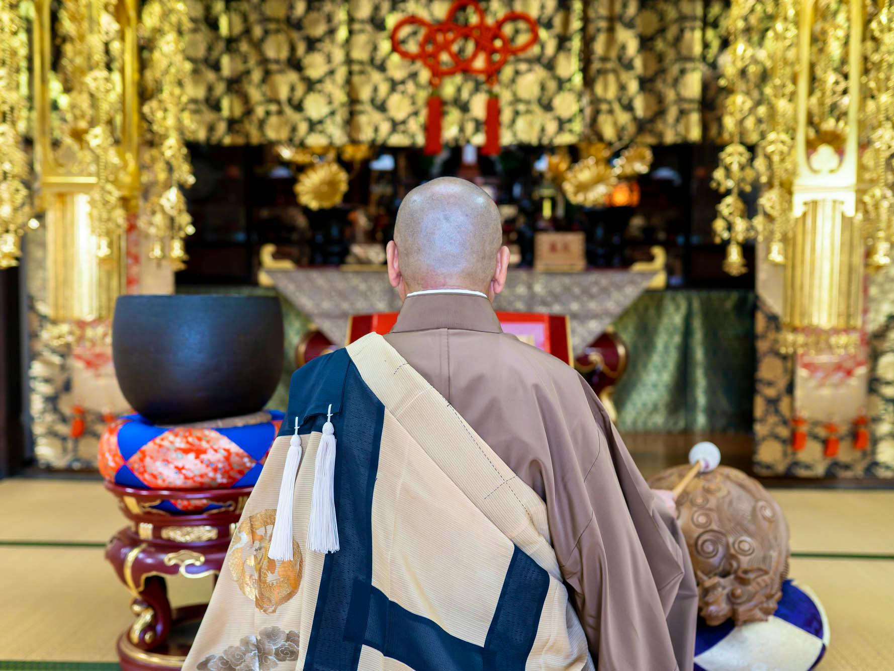 寺院葬のイメージカット。僧侶が読経を読む