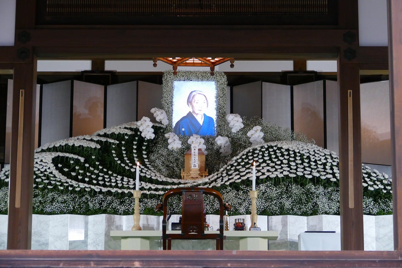 家族葬】樹木希林さんの葬儀式、港区・光林寺で。遺族挨拶に内田裕也さんが1974年に送ったエアメール | はじめてのお葬式ガイド