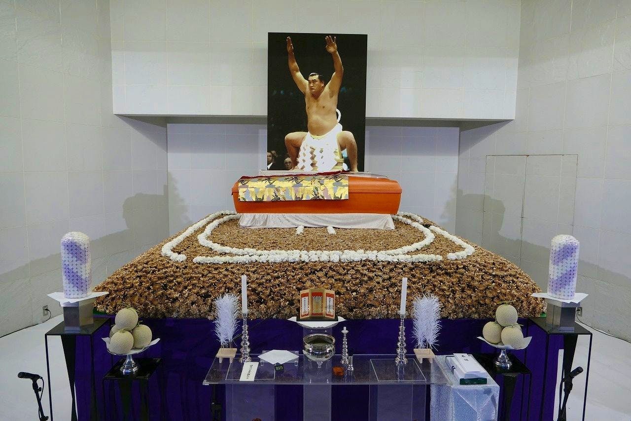 黄金の土俵をイメージした元横綱輪島の祭壇