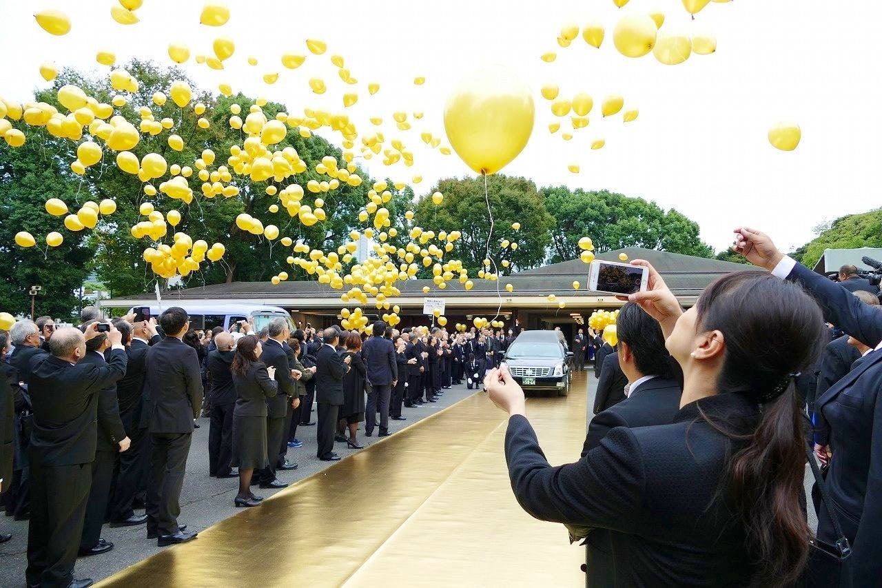 元横綱輪島さんの葬儀。黄金の風船でお別れ